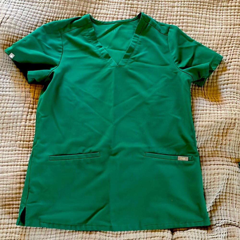 Figs: Casma 3 pocket scrub top in hunter green